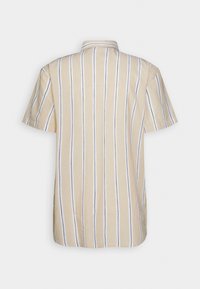 Chemise à manches courtes avec une base beige, présentant des rayures verticales blanches et bleu marine. Le matériau semble léger avec un col boutonné.