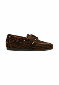 Braun- und schwarzgestreifte Bootsschuhe mit einer weichen Felltextur, Schnürdetails und Metallösen im oberen Bereich. Flexible Gummisohle.