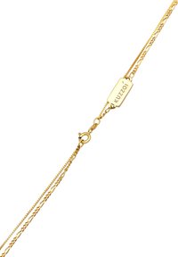 Collana con catena dorata con un'etichetta rettangolare incisa con la scritta "Kuzoi". Include un moschettone e design di maglie della catena di varie forme.