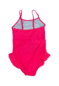 Costume da bagno rosa brillante con spalline sottili, caratterizzato da un'accenno di ruches sul lato sinistro e una fodera in rete azzurra chiara.
