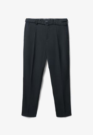 Schwarze Hose mit glatter Textur, mit flachem Frontbereich, zwei Seitentaschen, einem Gürtel mit quadratischer Schnalle und konisch zulaufenden Beinen.