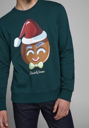 Sudadera verde con un gráfico de galleta de dibujos animados con temática navideña, que lleva un sombrero rojo, pajarita y cara sonriente; tejido suave; puños acanalados.