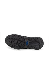 Semelle de chaussure de sport noire avec un motif de traction comportant des crans triangulaires et rectangulaires ; accent logo bleu au centre pour l'identification de la marque.