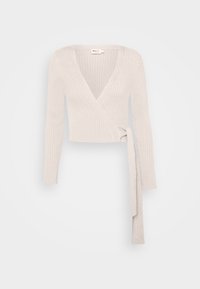 Jasnobeżowy sweter z prążkowanej dzianiny, zapinany na krzyż, z długimi rękawami i paskiem zawiązywanym po prawej stronie, prezentowany na jednolitym tle.