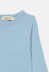 Helesinine soonikkoe pikkade varrukatega särk ümara kaelusega, millel näha MarMar Copenhageni brändi silt valgel taustal.