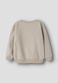 Sweatshirt beige à manches longues avec des poignets et un bas côtelés, encolure ras du cou, posé à plat sur un fond gris, montrant le dos.