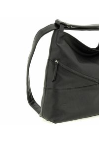 Bolso de hombro de cuero negro con acabado texturizado, base plana y un bolsillo con cremallera en la parte frontal. Correa adjunta para llevar.