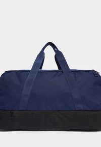 Námornícky textilný cestovný vak s čiernym dnom, má dvojité uchá a bočnú zipsovú kapsu. Hladká textura, priestranný dizajn.