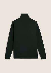 Maglione nero con collo alto e maniche lunghe, realizzato in tessuto morbido e testurizzato. Presenta un orlo dritto e polsini a costine.