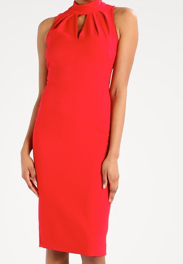 Robe rouge sans manches avec un col montant et une découpe en forme de goutte. Silhouette ajustée avec une texture lisse et un ourlet à hauteur du genou.