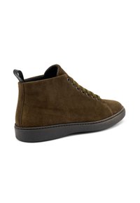 Zapatilla alta de ante marrón con suela de goma, punta redonda, ojetes metálicos y cordones verdes. Cuenta con una lengüeta trasera para facilitar su uso.