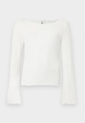 Haut blanc à manches longues avec un col carré, un motif floral texturé et des bords de manches évasés. Confectionné dans un tissu léger et doux.