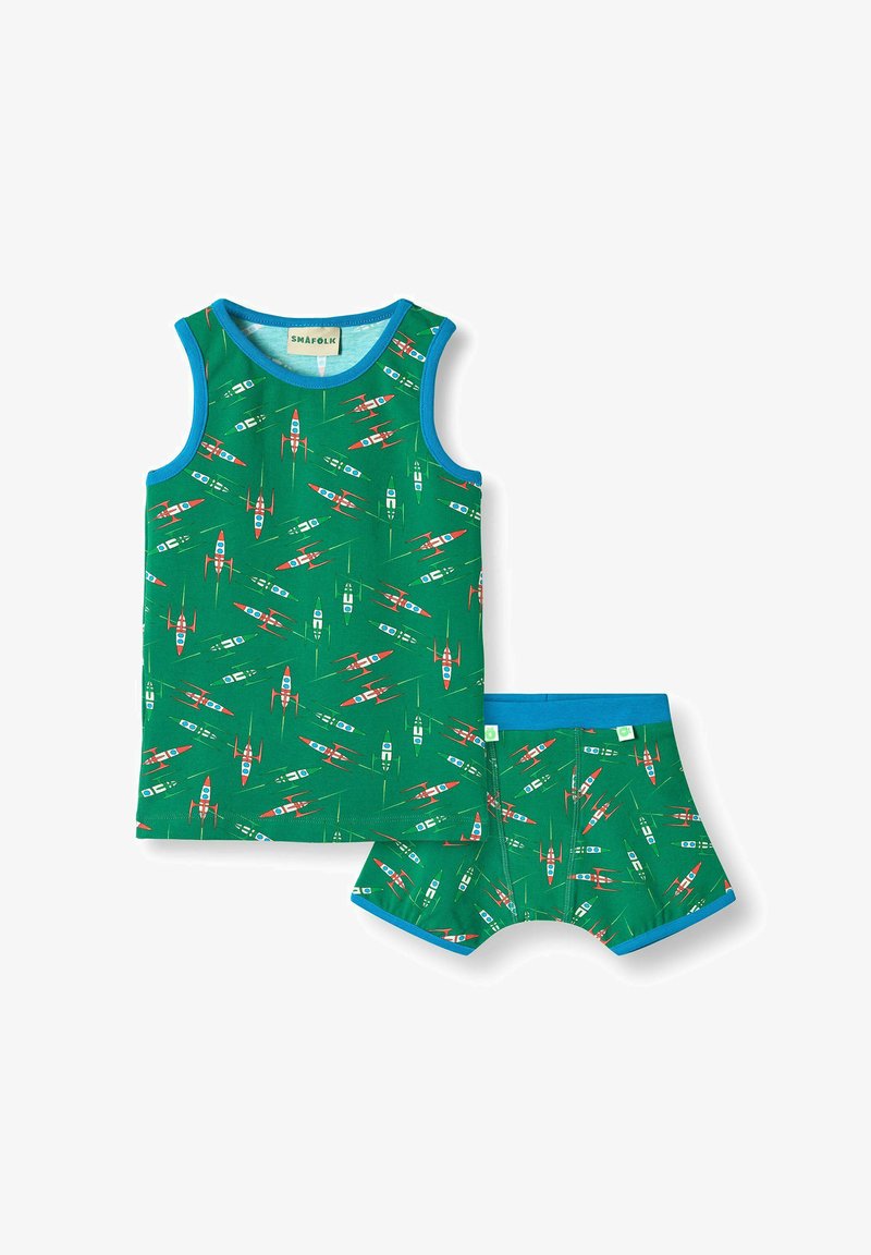Žalio medvilnės dėvėjimo marškinėlių ir šortų komplektas, puikuojantis spalvinga laivų raštu, mėlyna apdaila ir minkšta tekstūra, tinkamas vaikams.