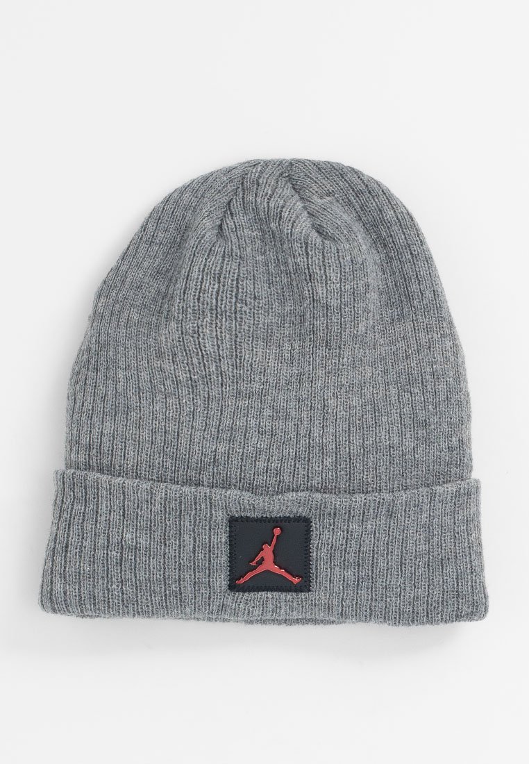 Grauer gerippter Strickbeanie mit umgeschlagenem Bündchen, das ein schwarzes Patch und das rote Silhouettenlogo eines Basketballspielers im Sprung zeigt.