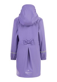 Violetinis vandeniui atsparus lietpaltis su kapišonu, juostos akcentu juosmens srityje, elastingais rankogaliais ir atspindinčiomis juostelėmis. Glotnus paviršius.