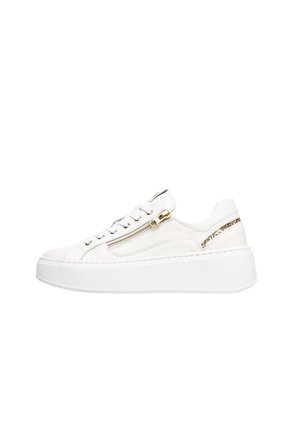 Sneaker bianca in pelle con suola piatta spessa bianca, dotata di una cerniera laterale e dettagli in oro, superficie testurizzata e punta rotonda.
