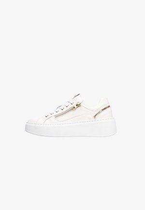 Sneaker en cuir blanc avec une semelle plateforme épaisse blanche, dotée d'une fermeture éclair sur le côté et de détails en or, surface texturée et bout rond.