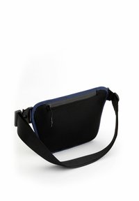 Svart meshnäts crossbody-väska med blå detaljer, med ett dragkedjefack och en justerbar svart rem. Rektangulär form, lättviktig design.