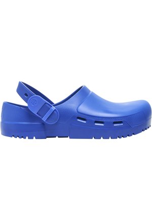 Blauer Slip-on-Clog mit verstellbarem Fersenriemen, Belüftungslöchern nahe der Sohle und profilierter Laufsohle.