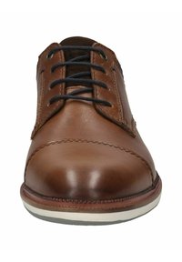 Braunes Leder Schuh mit glatter Oberfläche, runder Zehenform, marineblauen Schnürsenkeln und kontrastierender weißer Sohle. Gestochenes Detail entlang der Kante.