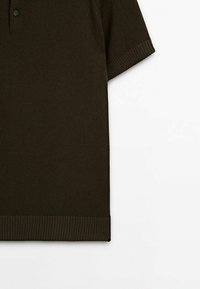 Ciemnozielona koszulka polo o teksturowanym wzorze dzianiny, z krótkimi rękawami i plisą na dwa guziki; ściągacze na rękawach i dolnym brzegu.