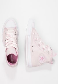 Rosa canvas högsko detaljerade sneakers med satin snören, rund tå, vit gummisula och All Star-logotyp patch på sidan. Slät texturfinish.
