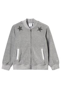 Felpa grigia con cerniera, realizzata in tessuto morbido, con due applicazioni a forma di stella nera sulle spalle e cerniere bianche a contrasto sulle tasche.