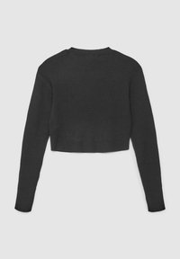 Czarny, krótkowłosy sweter w odcieniu ciemnoszarym, o żebrowanej teksturze, z długimi rękawami i okrągłym dekoltem, minimalistyczny design bez widocznych logo czy elementów metalowych.