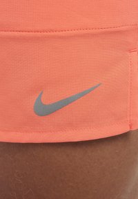 Nike Performance STRIDE - Spordišortsid - lt wild mango/black/reflective silv