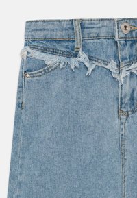 Lys blå denimshorts med frynset kant, fem-lommer design og metallknapdetaljer til lukking. Tekstilt stoff med synlig søm.