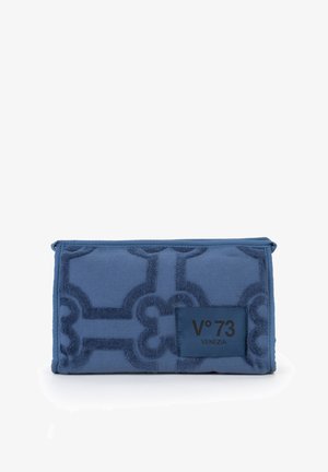 Pochette en tissu bleu avec motif géométrique texturé et un patch bleu foncé portant l'inscription "V°73 VENEZIA" au centre à l'avant.