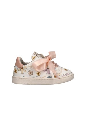Scarpa da ginnastica bianca per bambini con motivi floreali multicolori e un grande lacciolo in raso rosa pallido su sfondo bianco.