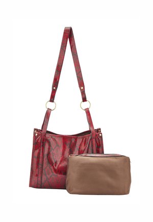 Borsa a mano in pelle di serpente rossa con superficie testurizzata, ferri dorati e una pochette zip staccabile marrone. Include anche tracolle regolabili.