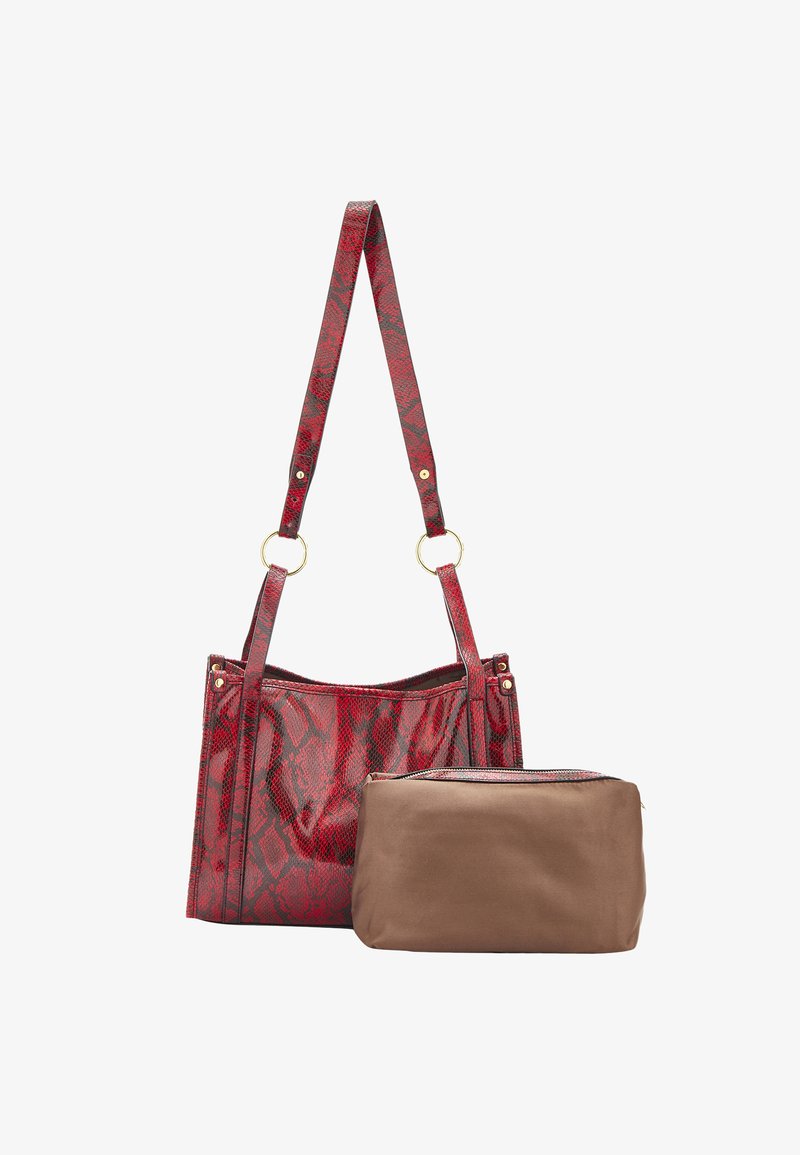 Rød task i slangeskindsdesign med en tekstureret overflade, guldfarvet hardware og en aftagelig brun lynlåspose. Justerbare stropper inkluderet.