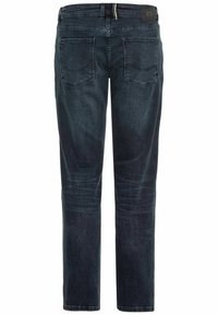 Jean en denim bleu foncé avec une coupe droite, cinq poches et un léger délavage. Présente une étiquette en cuir avec logo sur la ceinture arrière.