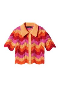 Chemise en crochet à manches courtes avec un grand col et des boutons, ornée d'un motif de rayures ondulées en orange, rouge et rose.