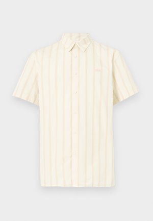 Chemise à manches courtes, boutonnée, de couleur crème clair avec des rayures verticales roses. Dispose d'un col et d'un petit logo sur la poitrine gauche.