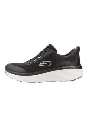 Zapatilla deportiva de malla negra con una suela blanca acolchada, que presenta un upper texturizado, punta redonda y acento de logo en el costado.