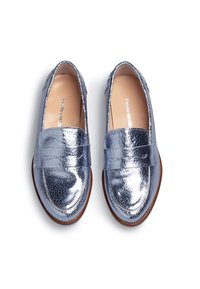 Mocassini blu metallizzati con una texture in pelle screpolata, dotati di punta piatta e arrotondata e un accento cucito. La soletta presenta il marchio.