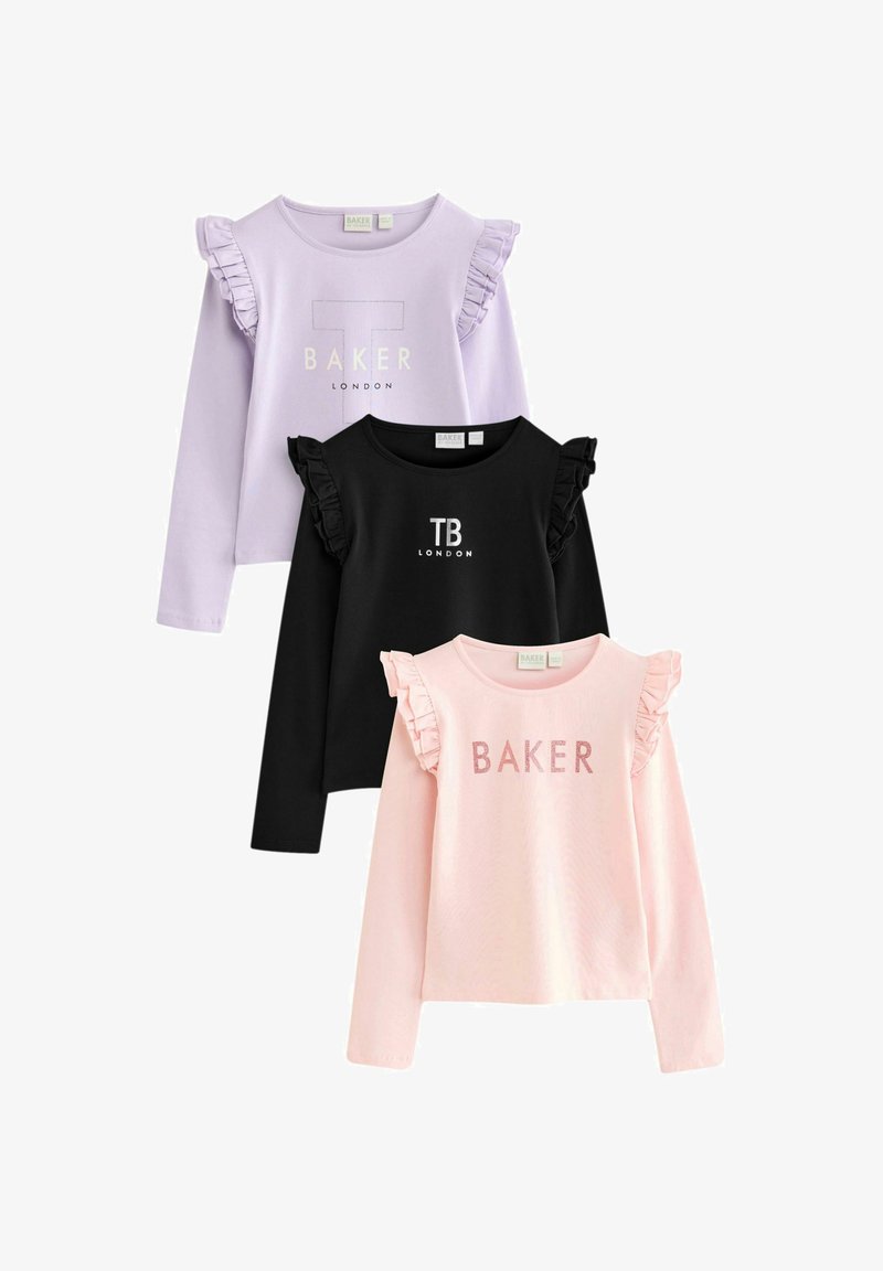 Tre camicie a maniche lunghe: lilla con maniche arricciate, nera con maniche arricciate e testo, e rosa con maniche arricciate e testo scintillante.