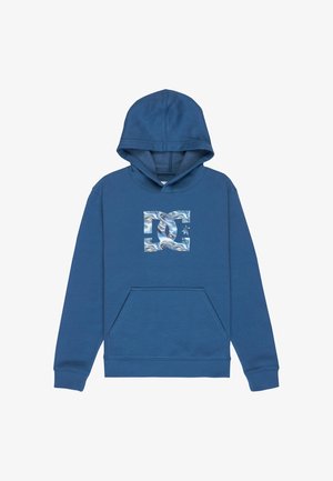 Niebieska bluza z kapturem, kieszenią z przodu i błyszczącym, srebrnym logo DC w marmurkowym wzorze na klatce piersiowej. Nie ma obecnej osoby.