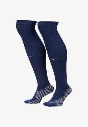 Marineblaue knielange Socken mit gerippter Struktur, die ein silbernes Logo und ein gestreiftes Muster am Schaft und an der Sohle aufweisen.