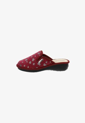 Chausson rouge avec un dessus en tissu doux, caractérisé par un petit motif de cœurs gris. Semelle en caoutchouc noir bas pour le confort et un enfilage facile.