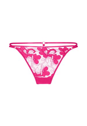 Roze kanten string met bloemenborduursel en dubbele dunne tailleband met verstelbare metalen ringen op een witte achtergrond.