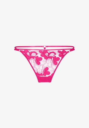Roze kanten string met bloemenborduursel en dubbele dunne tailleband met verstelbare metalen ringen op een witte achtergrond.