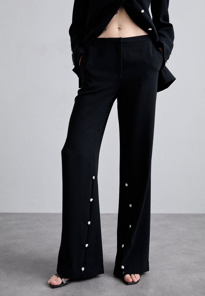 Stine Goya ISAAC CREPE - Hlače - jet black