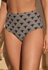Costum de baie cu slip înalt, de culoare bleumarin, cu un model de fani crem. Dispune de o textură netedă și un brâu elastic pentru confort.