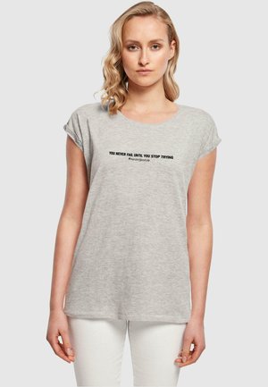 Merchcode NEVER GIVE UP EXTENDED SHOULDER - T-shirts med print - heather grey