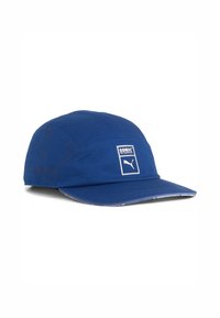Blå Puma-cap med Sonic the Hedgehog branding, der har en subtil Sonic-siluet på siden og Puma-logoet på frontpanelet.