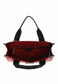 Borsa tote rossa con manici neri, tasca con cerniera e texture liscia. L'interno presenta una fodera a contrasto e ulteriori scomparti per l'organizzazione.